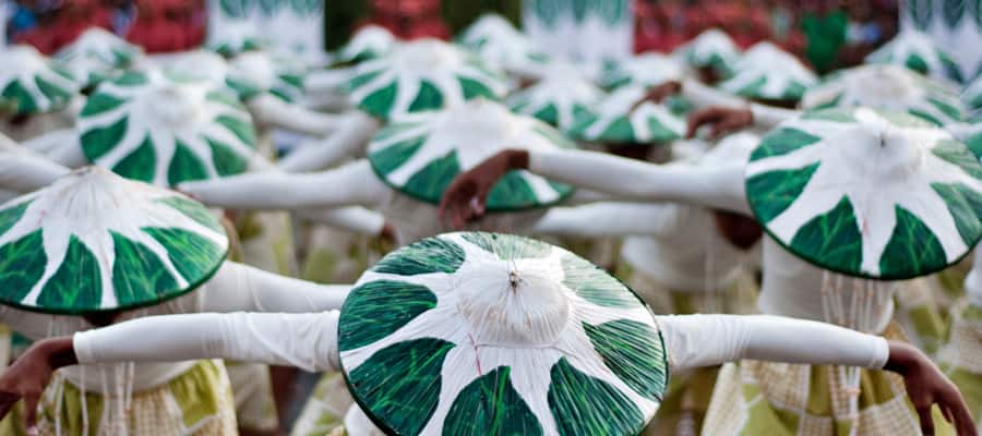 Los sombreros y la ropa tradicional salen a relucir durante el Festival Pamulinawen en Laoag.