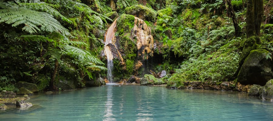 Haz una excursión por las tierras altas para contemplar montañas, cascadas y lagos.