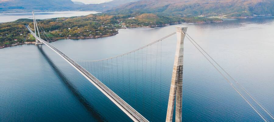 Sé testigo de la extraordinaria hazaña arquitectónica que es el puente Hålogaland.