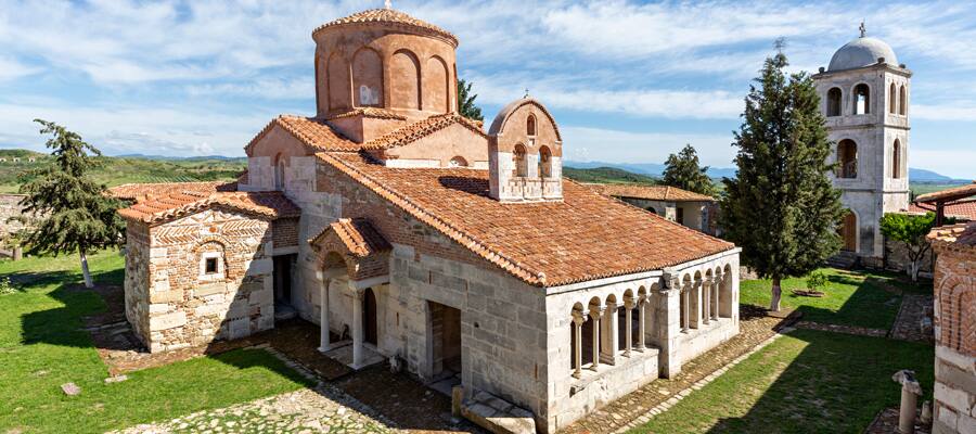 Descubre los lugares históricos de Sarandë durante un tour guiado.