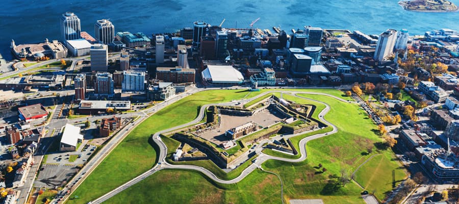 Haz un tour por Citadel Hill y observa el pasado histórico de la región.