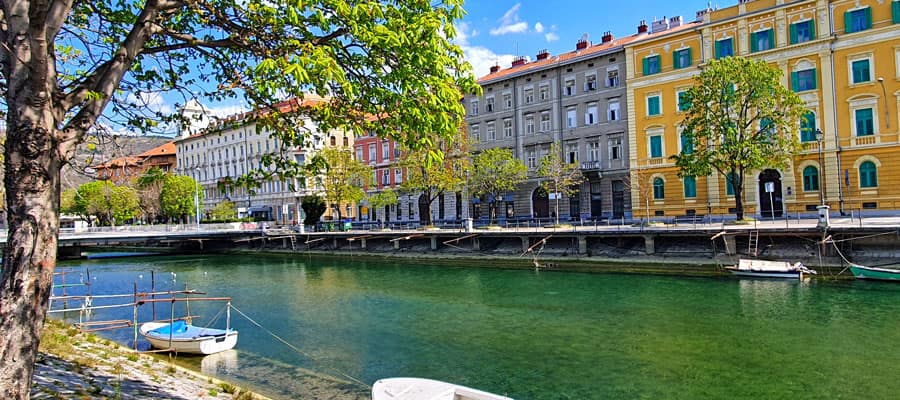 Pasea por la orilla del río Rjecina y disfruta de la belleza de Rijeka.