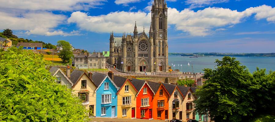 Observa las casas tipo "baraja de cartas" que rodean la catedral de San Coleman en Cork.