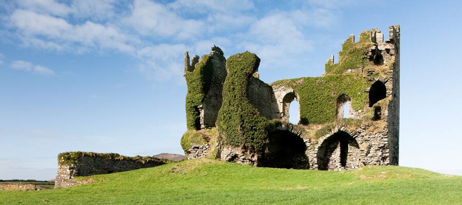 Visita las ruinas del castillo de Ballycarbery que datan de 1398.