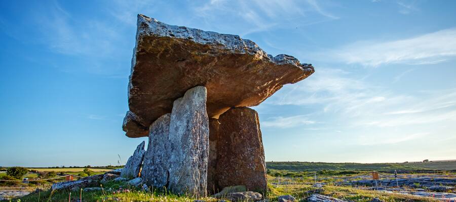 Viaja al condado de Clare para conocer Poulnabrone, una antigua y misteriosa tumba con forma de portal.