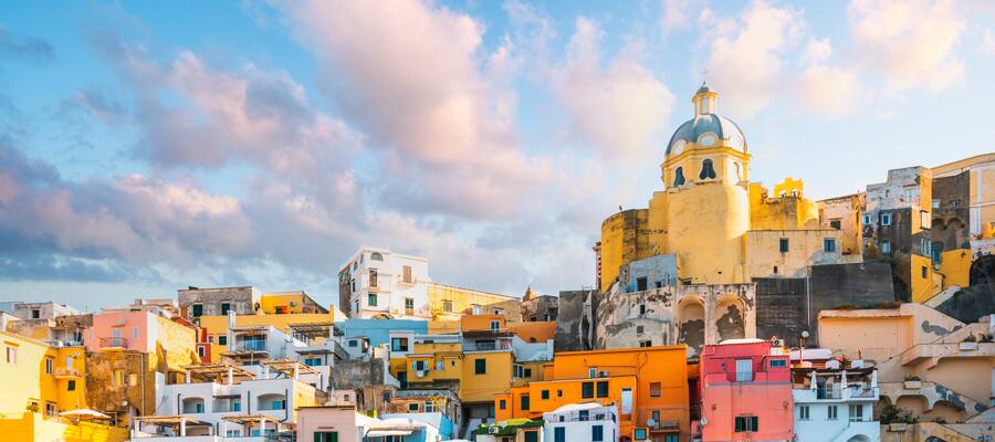 Enamórate de los colores pastel en el pueblo pesquero de Campania.