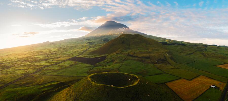 Haz un tour por los cráteres que rodean la Montaña del Pico.