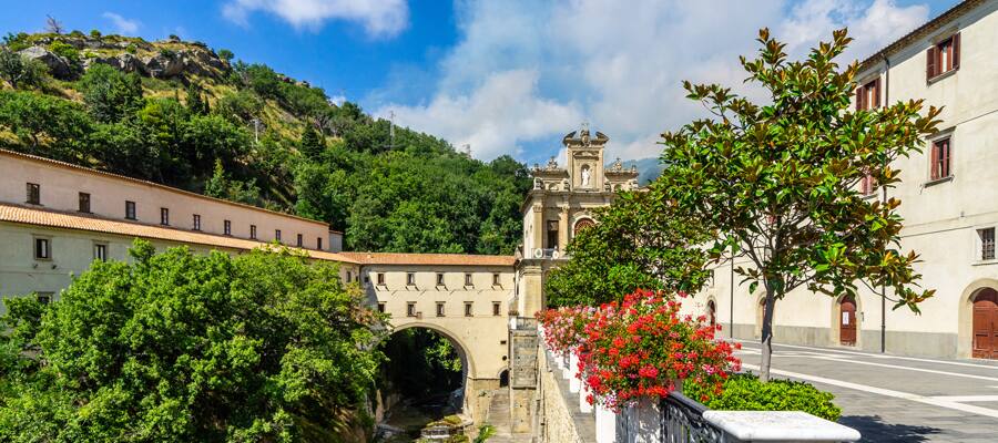Visita el santuario católico de San Francesco Di Paola en Calabria.
