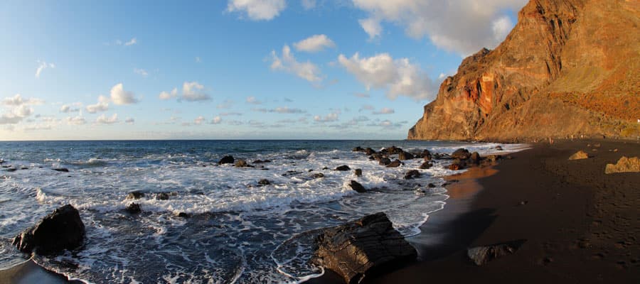 Relájate en la playa junto a los acantilados de cobre en Playa del Inglés.