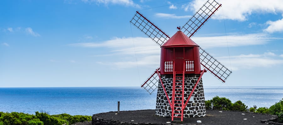 Este tradicional molino de viento tiene vistas a un paisaje declarado patrimonio de la humanidad por la UNESCO.