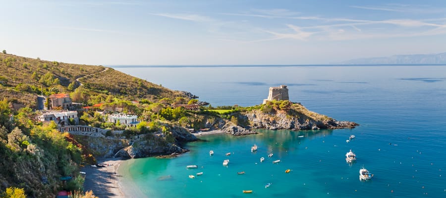 Disfruta de las aguas cristalinas de Baia Azzurra, en Calabria, a solo 2 horas de distancia.