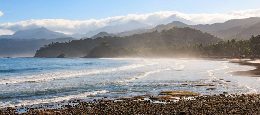 El río subterráneo desemboca directamente en el océano. Disfruta del paisaje de Palawan Bea