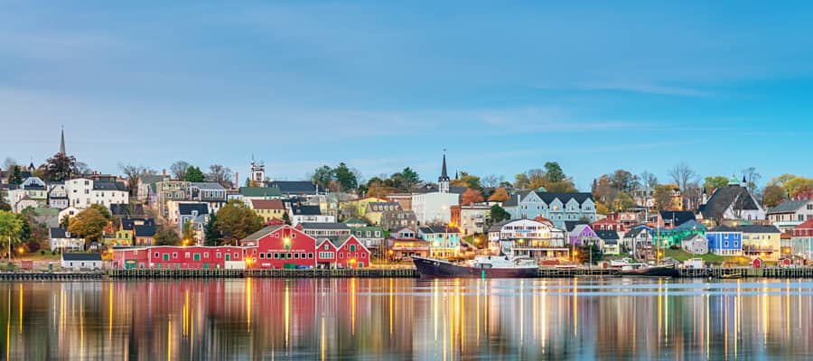 Descubre la idílica y colorida costa de Lunenburg durante un tour guiado.