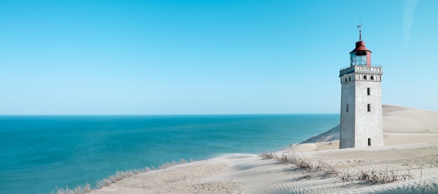 Visita el pintoresco faro Rubjerg Knude, construido en el siglo 19.