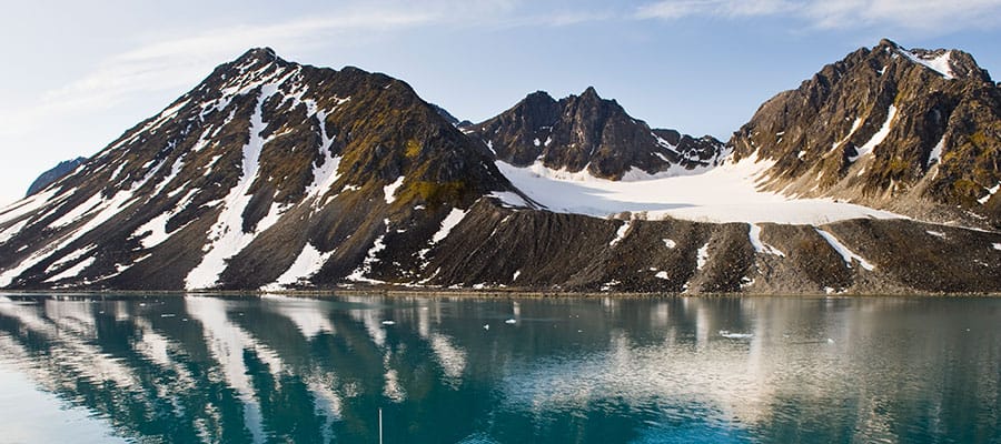 Disfruta de un paisaje de montañas nevadas