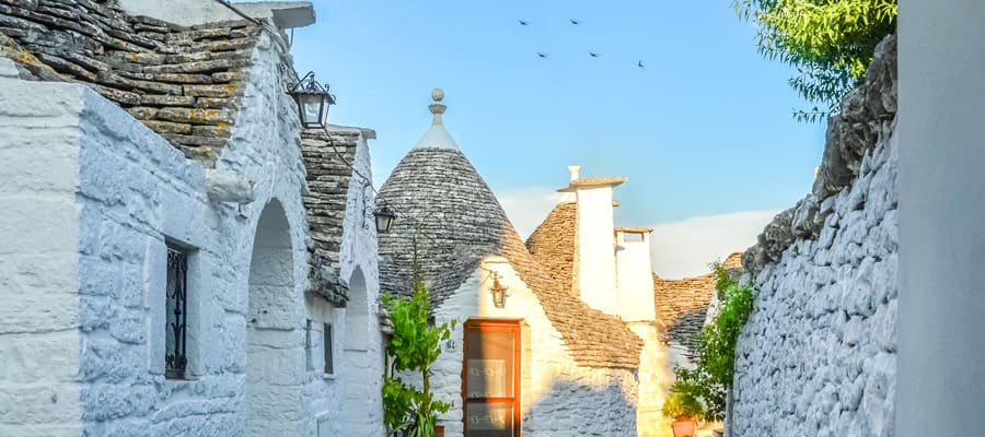 Quédate fascinado por las casas "trulli" de Alberobello, declaradas Patrimonio de la Humanidad por la UNESCO.