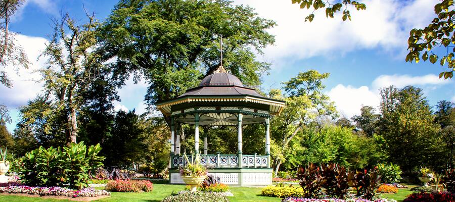 Pasea entre la belleza y los aromas de los Jardines Públicos de Halifax del siglo 19.