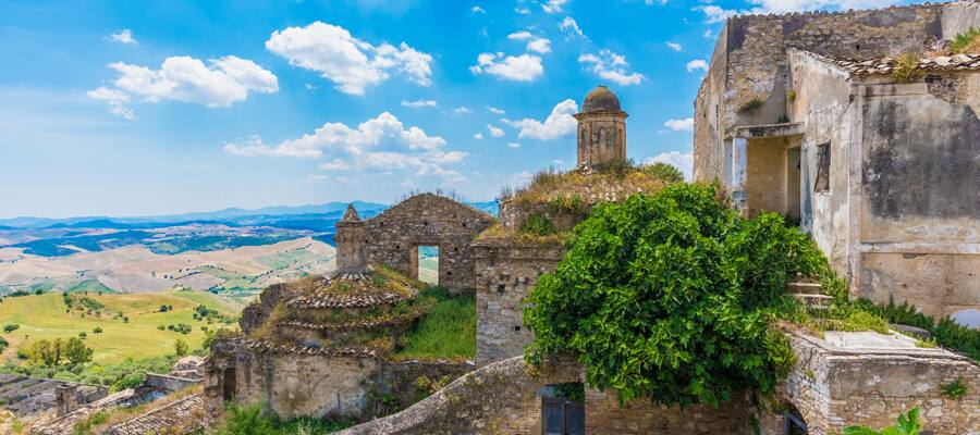 Disfruta de los pintorescos paisajes que rodean a Craco.