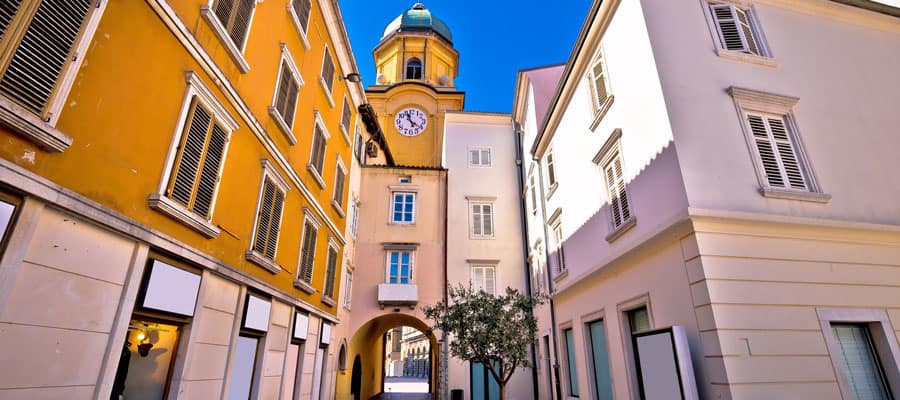 Visita la torre del reloj de estilo barroco de la calle Korzo, conocida por