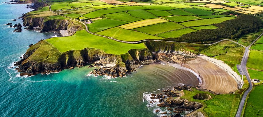 Explora la historia de la pintoresca Costa de Cobre en Irlanda; un geoparque mundial de la UNESCO.