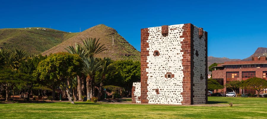 Visita la Torre del Conde, una fortaleza del siglo 15 rodeada de un exuberante parque