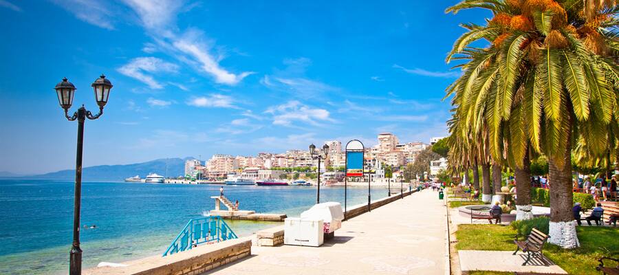 Disfruta de un día de descanso en la pintoresca bahía de Sarandë.
