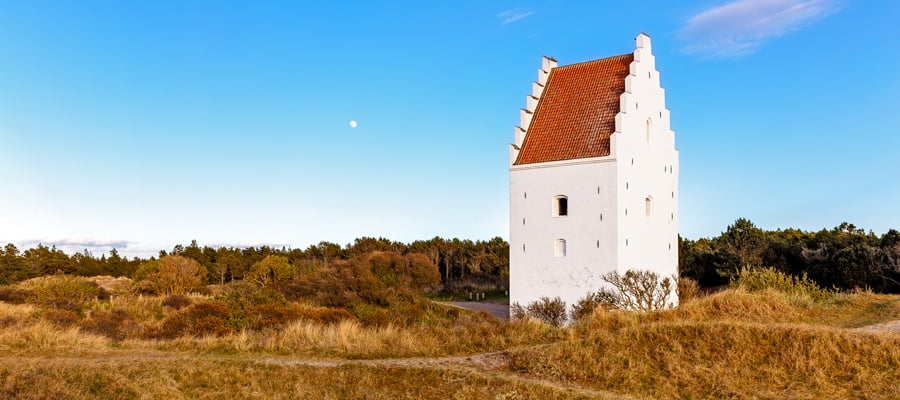 Visita lo que queda de la antigua iglesia de Skagen, del siglo 14, que se encuentra parcialmente enterrada.