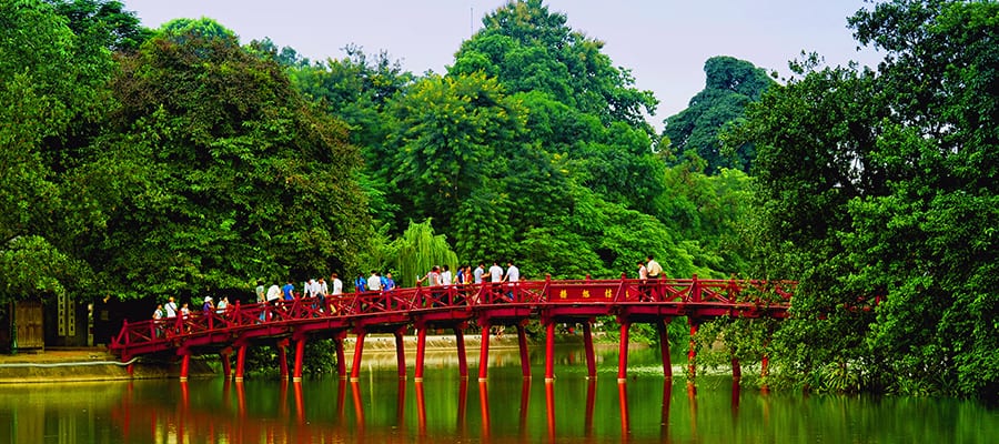 Puente rojo en el lago Hoan Kiem en tu crucero a Hanói (Bahía de Ha Long)
