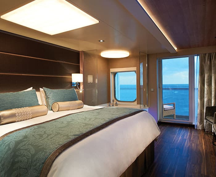 Habitación de la suite de lujo con balcón de The Haven en el Norwegian Escape