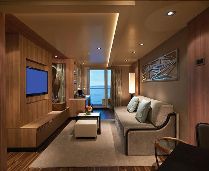 Sala de The Haven's Deluxe Spa Suite con balcón en el Norwegian Escape