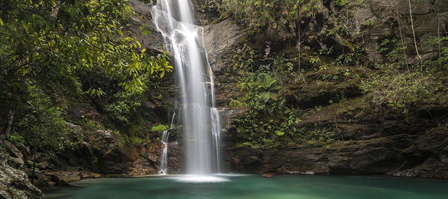 Cascada en el Parque Nacional da Chapada dos Veadeiros en un crucero a Ilhabela