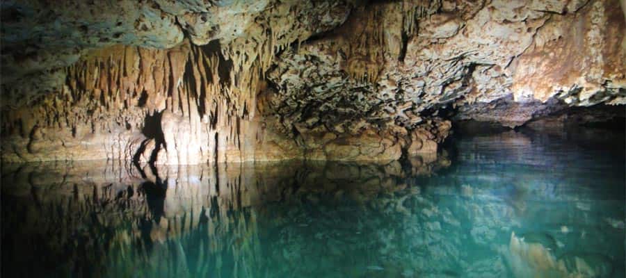 Viaja a las cuevas de agua místicas