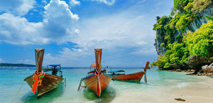 Descubre las playas de arenas blancas de Phuket.