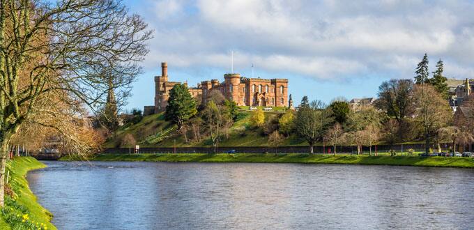 Admira la elegancia imponente del Castillo de Inverness.