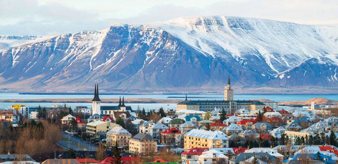 Reikiavik está rodeada de bellas montañas nevadas.