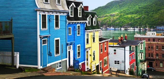 Las casas coloridas adornan la costa de San Juan.