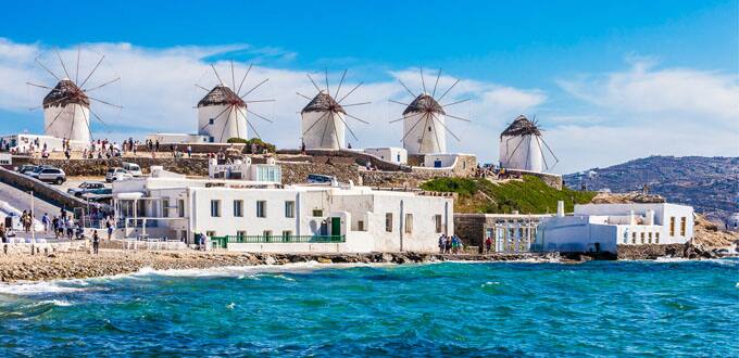 Admira los emblemáticos molinos de viento centenarios de Mikonos.