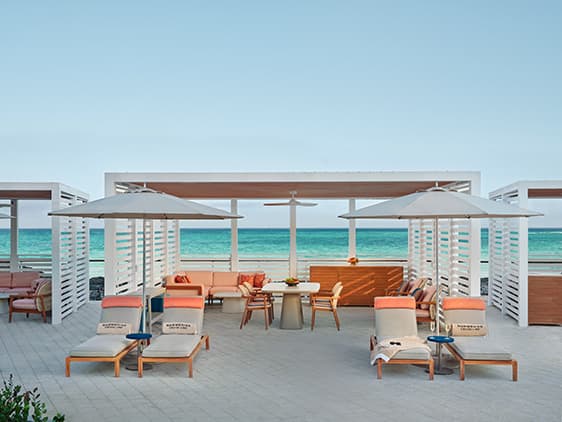 Cabaña junto a la piscina