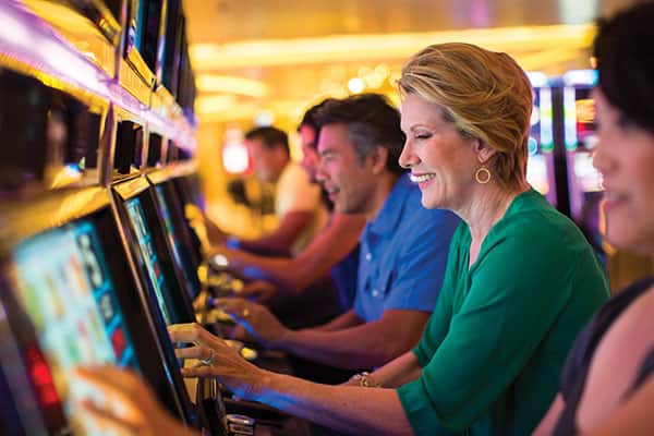 Una manera fácil de divertirte en el casino es en las máquinas tragamonedas.