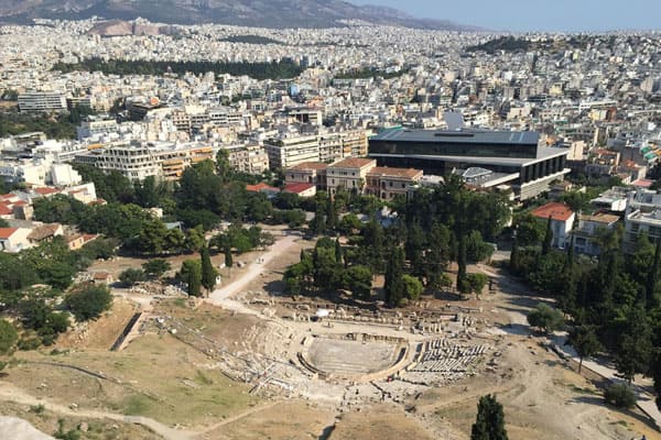 Vista hacia abajo desde la Acrópolis en Atenas