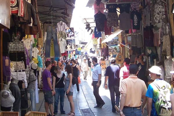 Los viajeros pueden pasear y explorar los mercados de Atenas.