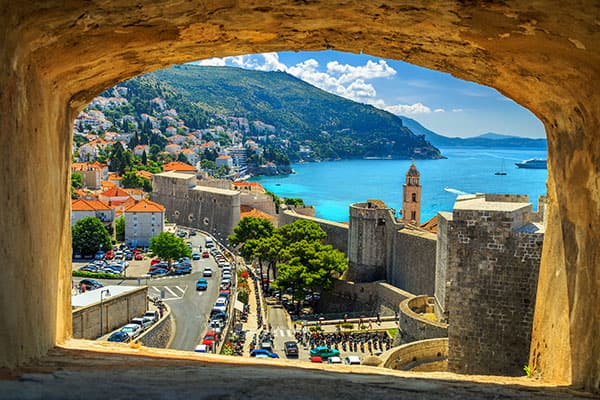 Hermosa ventana con vista de Dubrovnik