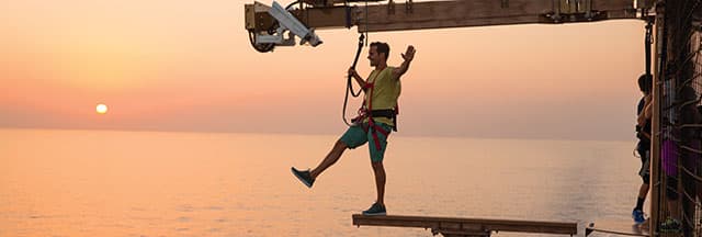 Mantente activo en alta mar en el complejo deportivo de Norwegian, que tiene The Plank para caminar Mantente activo en alta mar en el complejo deportivo de Norwegian, que tiene The Plank para caminar