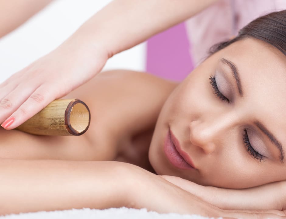 Masajes con cañas de bambú