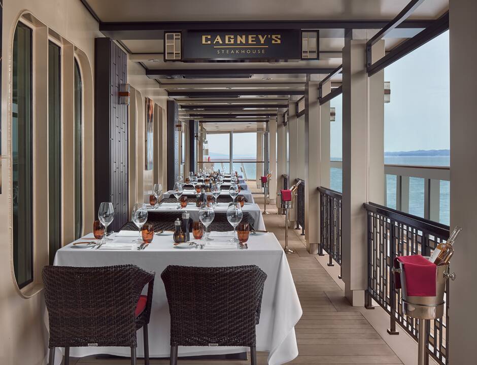 Cagney's en the Waterfront