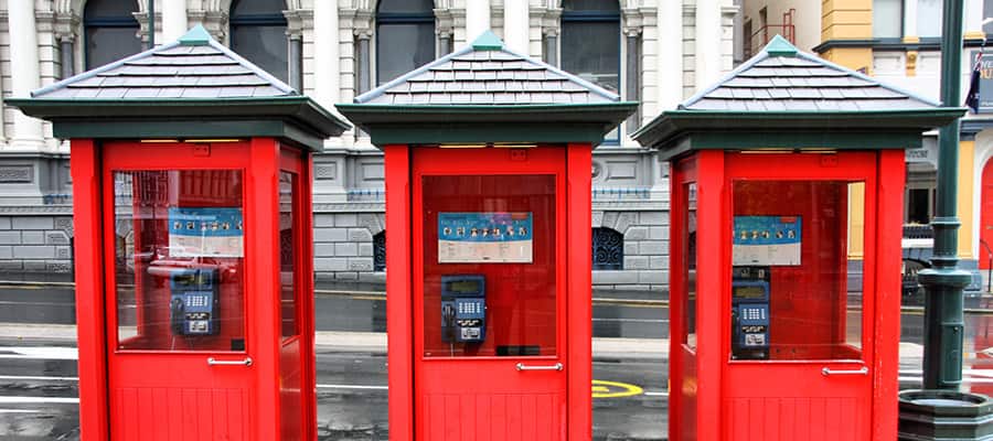 Cabinas telefónicas rojas en un crucero a Dunedin