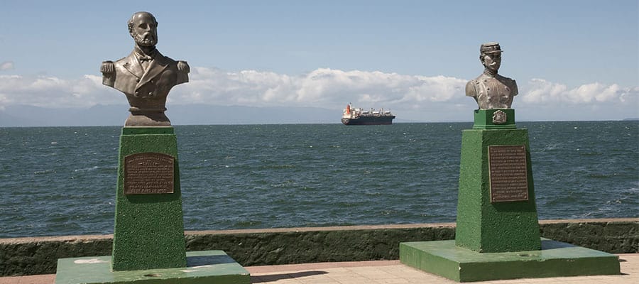 Estatuas de Arturo Prat e Ignacio Pinto en tu crucero a Puerto Montt