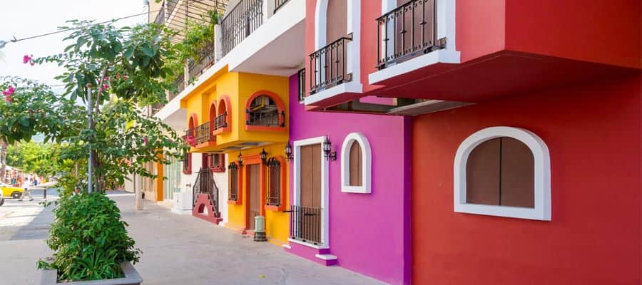 Edificios coloridos en tu crucero por la Riviera Mexicana
