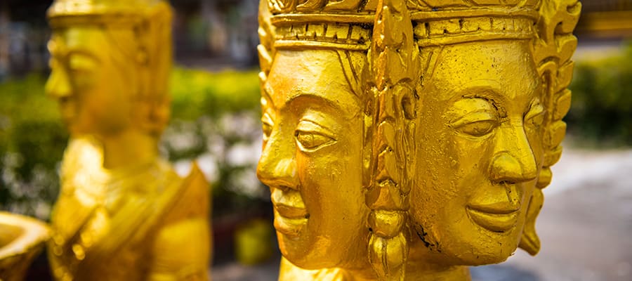 Estatuas budistas doradas en tu crucero a Sihanoukville