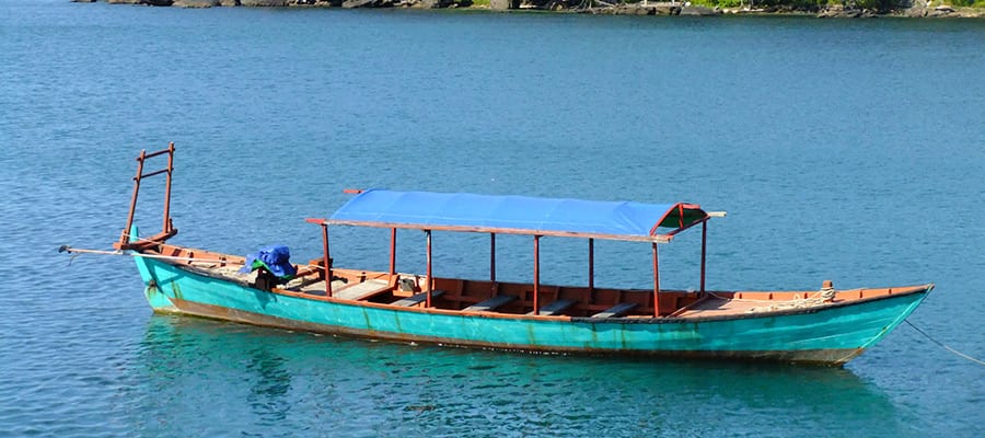 Bote de madera tradicional en Sihanoukville